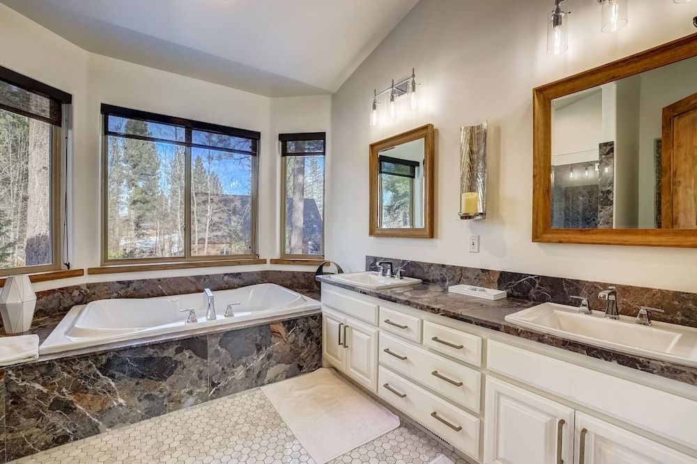 Luxe Mountain Chalet - Hot Tub, Man Cave, Foosball, Peloton House, Multiple Beds, Hot Tub, Mountain View (Luxe Mountain Chalet) 20