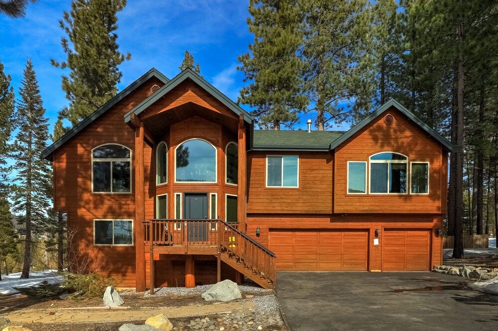 undefined Luxe Mountain Chalet - Hot Tub, Man Cave, Foosball, Peloton 2