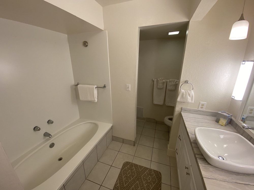 Casa De Emdeko Condo w/ Pool A/C & Ocean Views Condo, 1 Queen Bed with Sofa bed, Balcony, Ocean View (Casa De Emdeko #334) 5