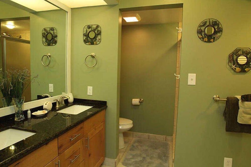 Casa De Emdeko Pool A/C & More! Condo, 1 King Bed with Sofa bed, Balcony, Partial Ocean View (Casa De Emdeko #203) 5