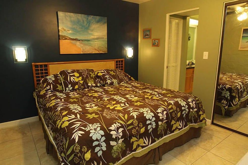 Casa De Emdeko Pool A/C & More! Condo, 1 King Bed with Sofa bed, Balcony, Partial Ocean View (Casa De Emdeko #203)