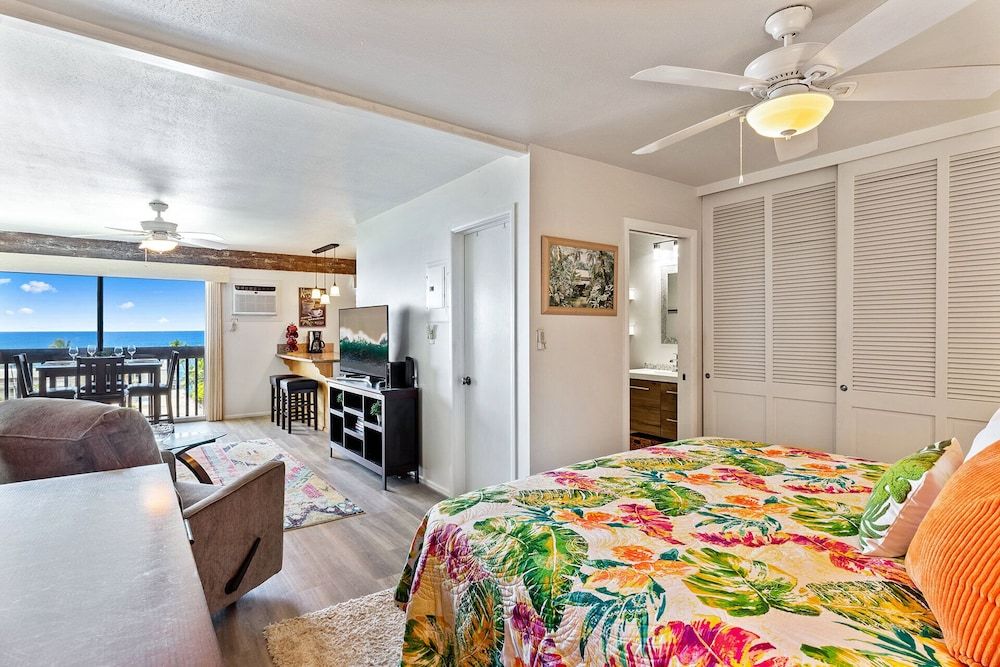 Kona Mansions 5-minute Walk to Honls Beach Studio Suite, 1 King Bed with Sofa bed, Kitchen, Ocean View (Kona Mansions #A303) 3