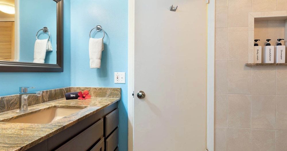 Steps From Magic Sands Pool, Wi-fi & Attractions Condo, Multiple Beds, Lanai (White Sands Village #111) 10