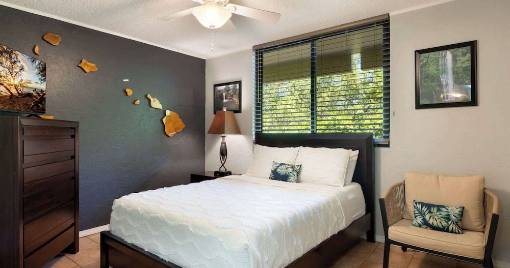 Steps From Magic Sands Pool, Wi-fi & Attractions Condo, Multiple Beds, Lanai (White Sands Village #111) 2