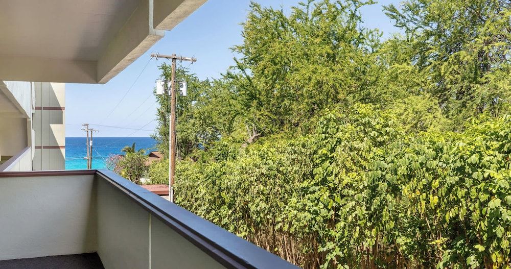 Steps From Magic Sands Pool, Wi-fi & Attractions Condo, Multiple Beds, Lanai (White Sands Village #111) 6