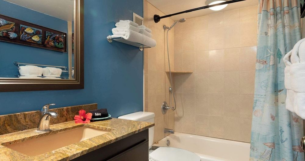 Steps From Magic Sands Pool, Wi-fi & Attractions Condo, Multiple Beds, Lanai (White Sands Village #111) 13