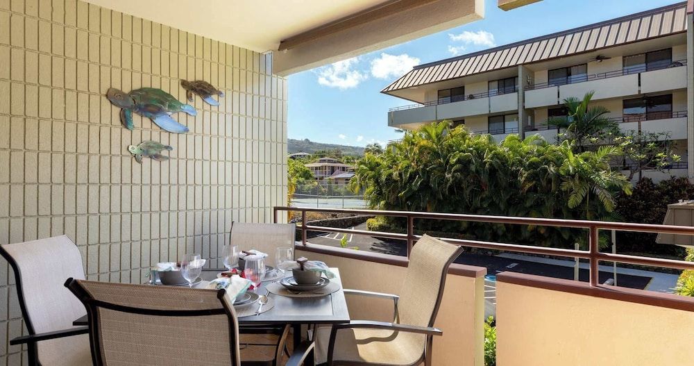 Steps From Magic Sands Pool, Wi-fi & Attractions Condo, Multiple Beds, Lanai (White Sands Village #111) 9