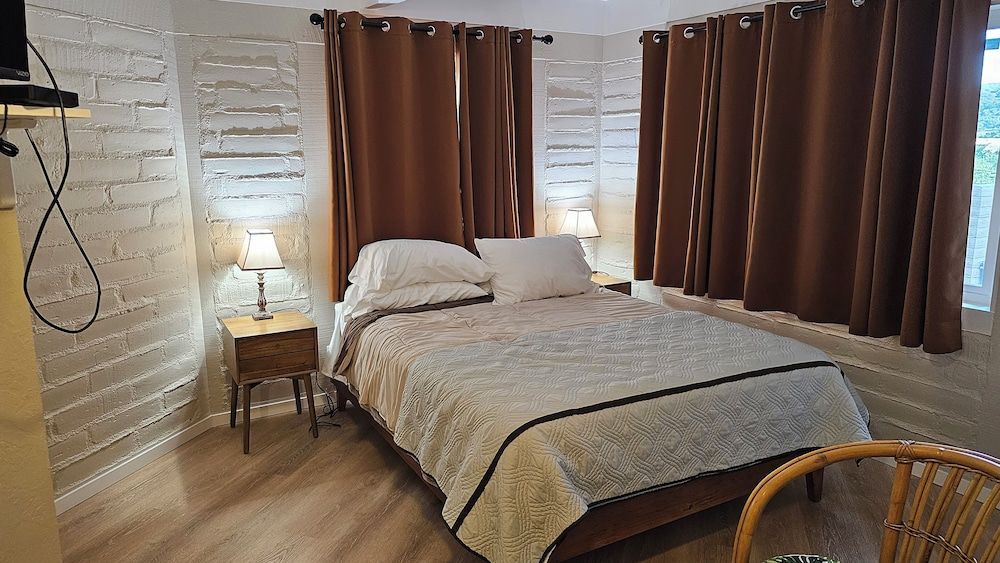 Premium Queen room 1 Queen Bed, Refrigerator & Microwave, Mountain View