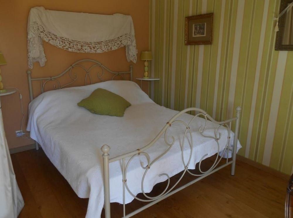 Family Room (Dame d’Antan)