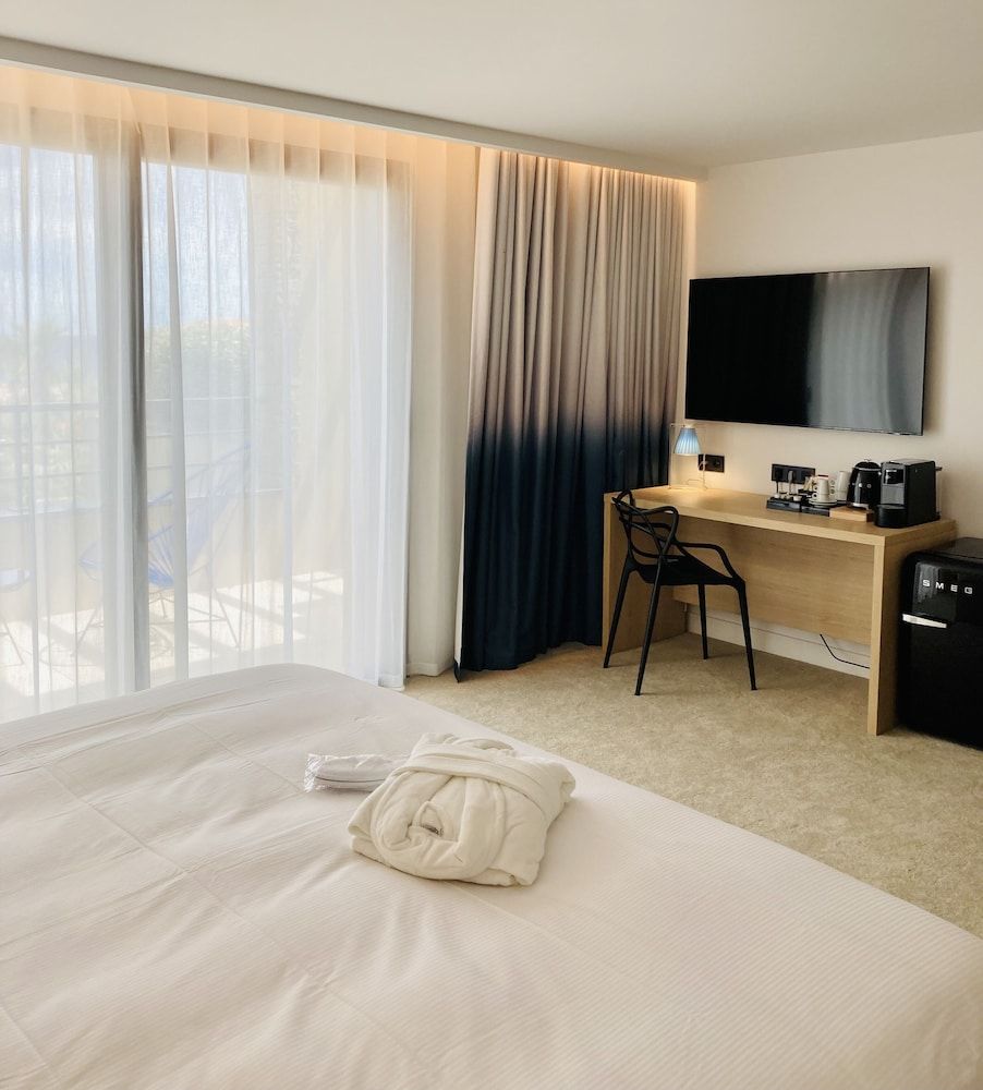 Deluxe Room, 1 King Bed, Sea View