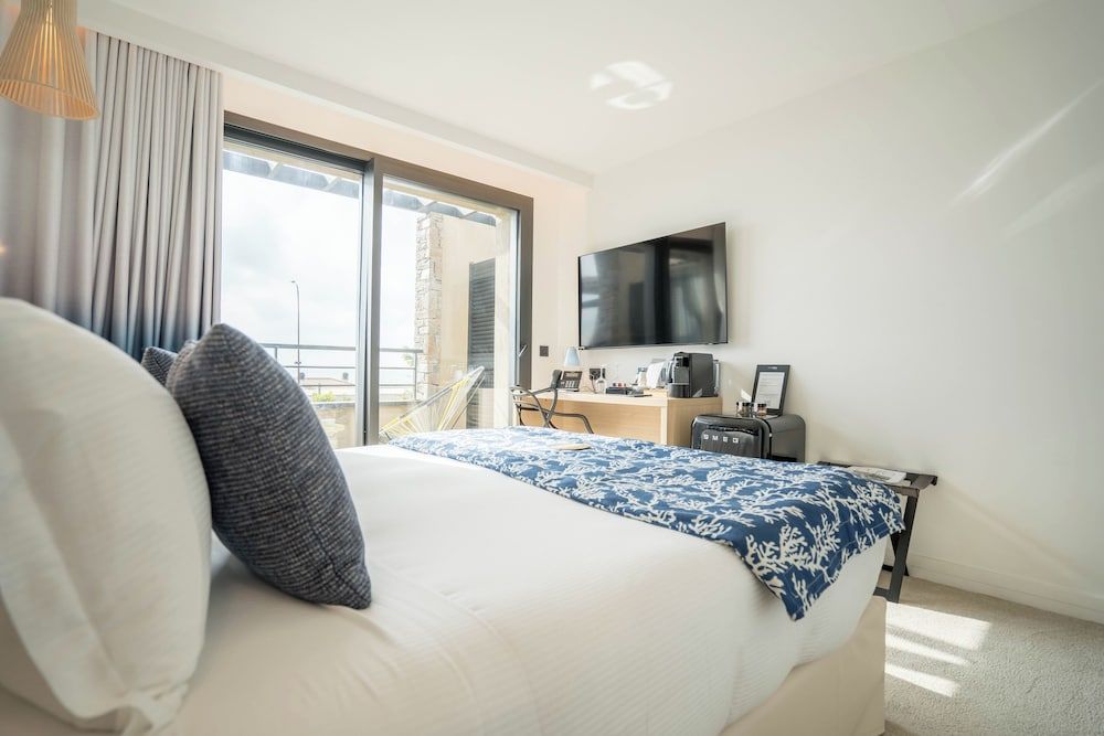 Comfort Room, 1 Queen Bed, Sea View