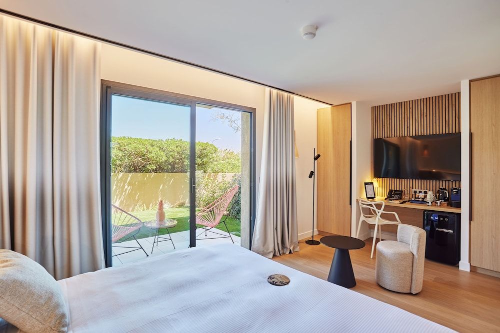 Superior Room, 1 Queen Bed, Garden Area