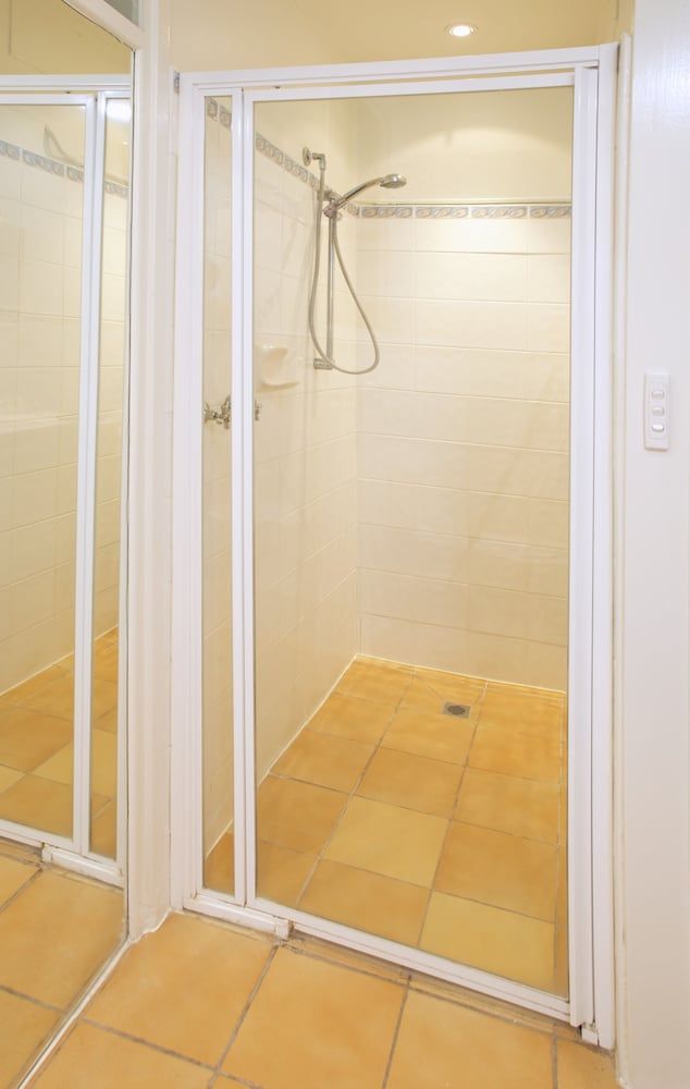 Sorrento Beach Motel Deluxe Twin Room 4