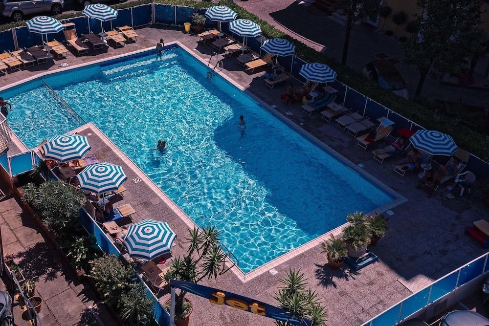 Jet Hotel