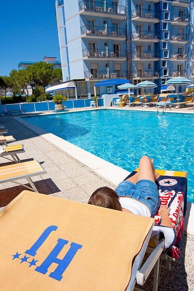 Jet Hotel