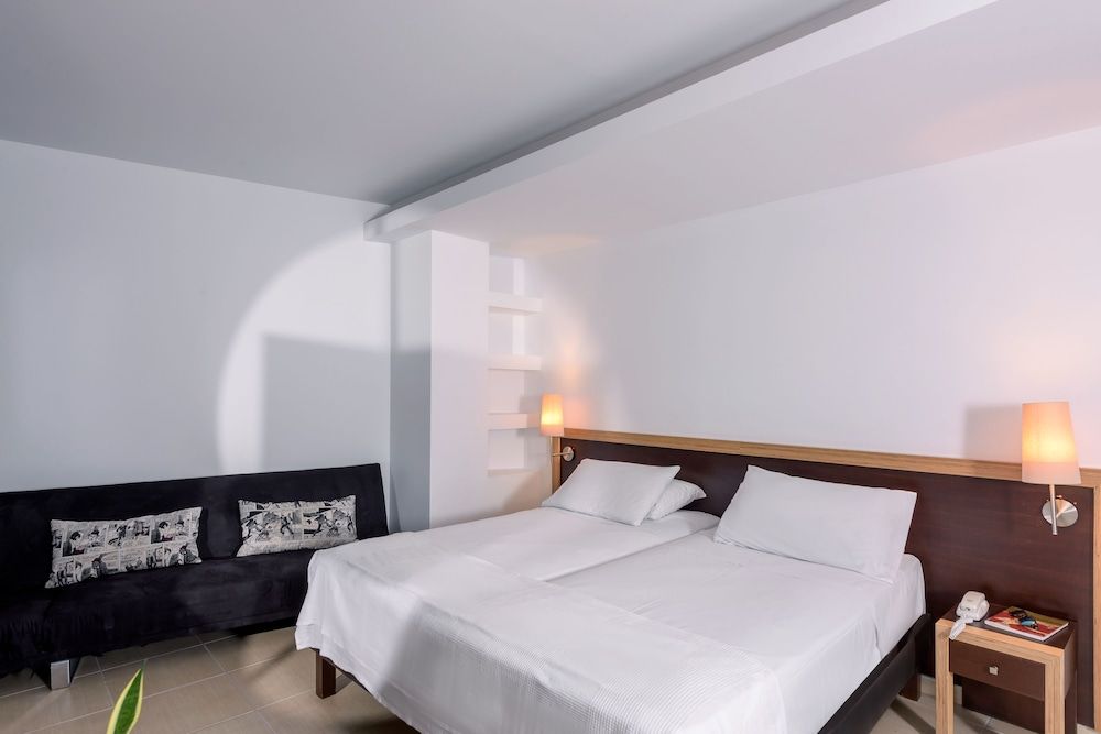 Iraklion Hotel Family Room, 2 Bedrooms 8