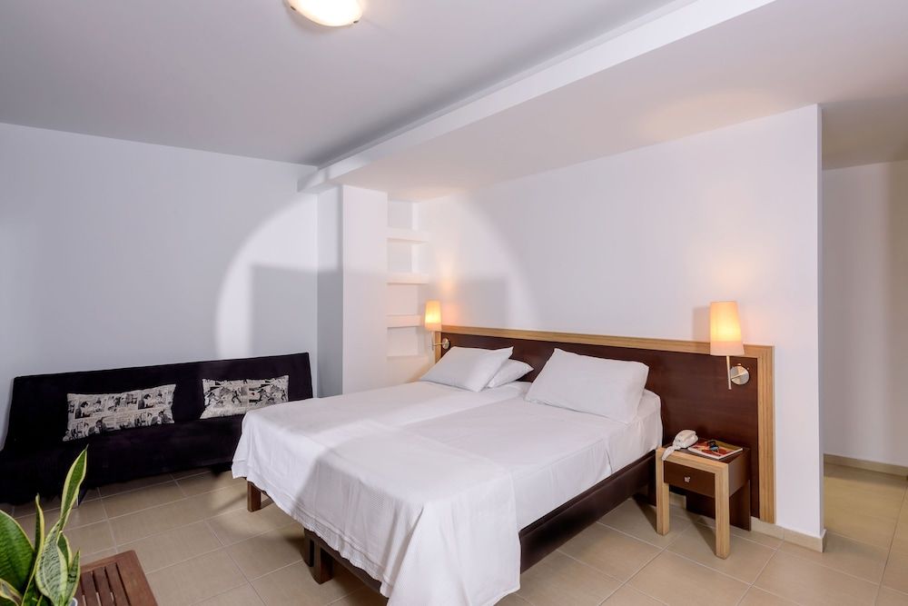 Iraklion Hotel Family Room, 2 Bedrooms 12