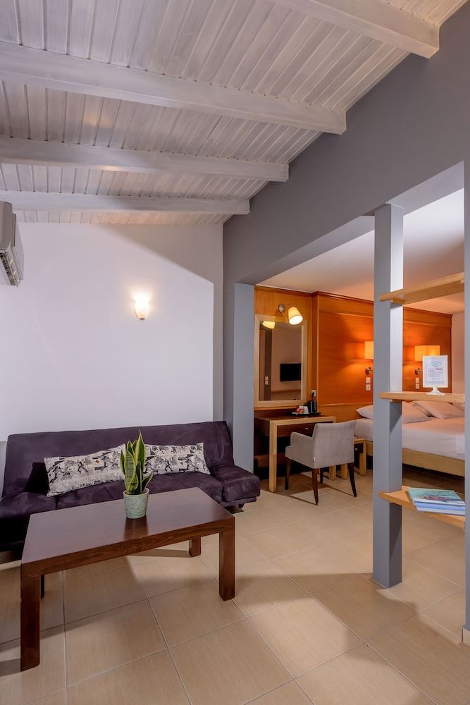 Iraklion Hotel Family Room, 2 Bedrooms 4