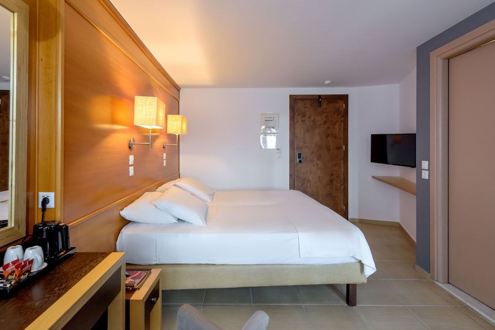 Iraklion Hotel Family Room, 2 Bedrooms 3