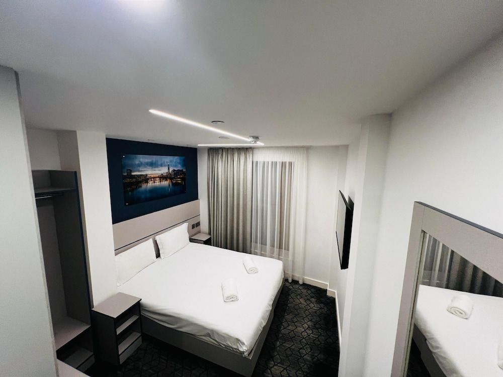 Ilford Grand Hotel Superior Double or Twin Room, Ensuite