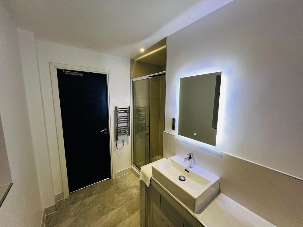 Ilford Grand Hotel Deluxe Quadruple Room, Accessible, Ensuite 4