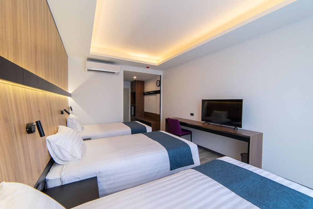 Gate43 Airport Hotel Deluxe Triple Room 2