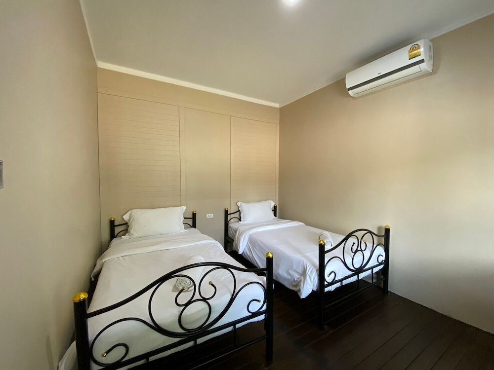 Pearl Room (Shared Bathrooms)