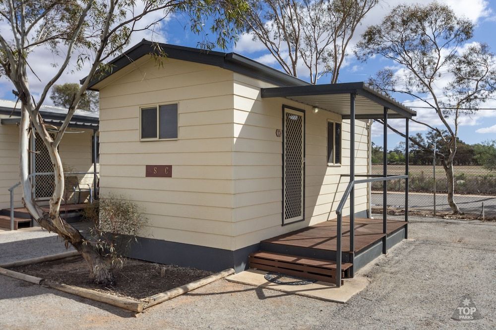Broken Hill Tourist Park Ensuite Queen Cabin Special 3