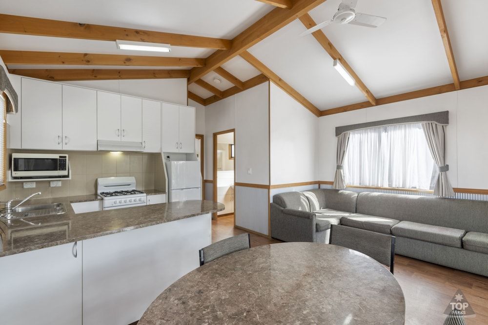 Broken Hill Tourist Park Superior Cabin, 2 Bedrooms