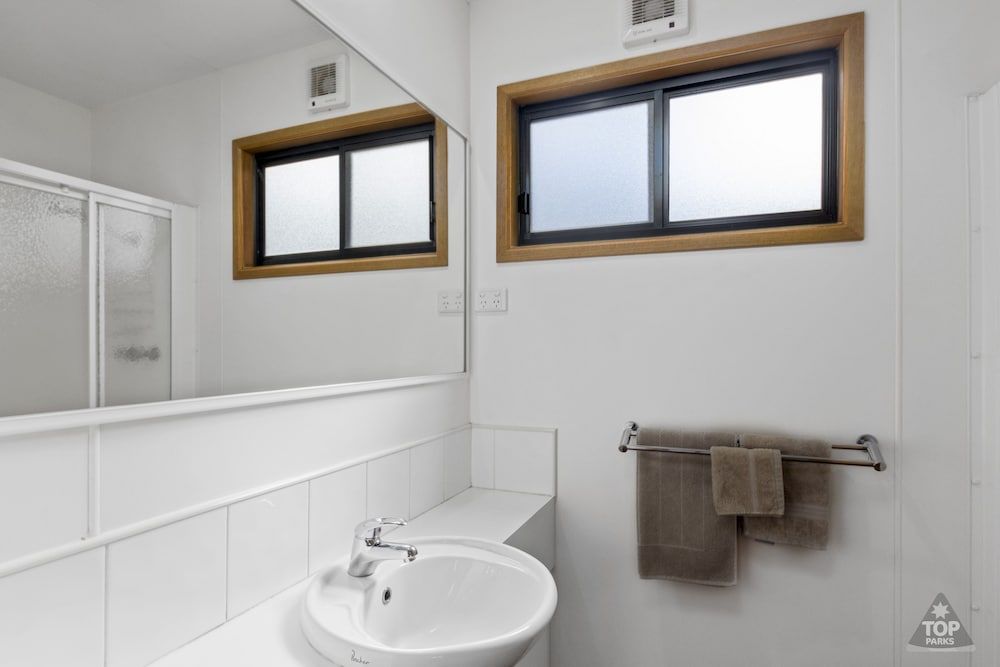 Broken Hill Tourist Park Superior Cabin, 2 Bedrooms 3