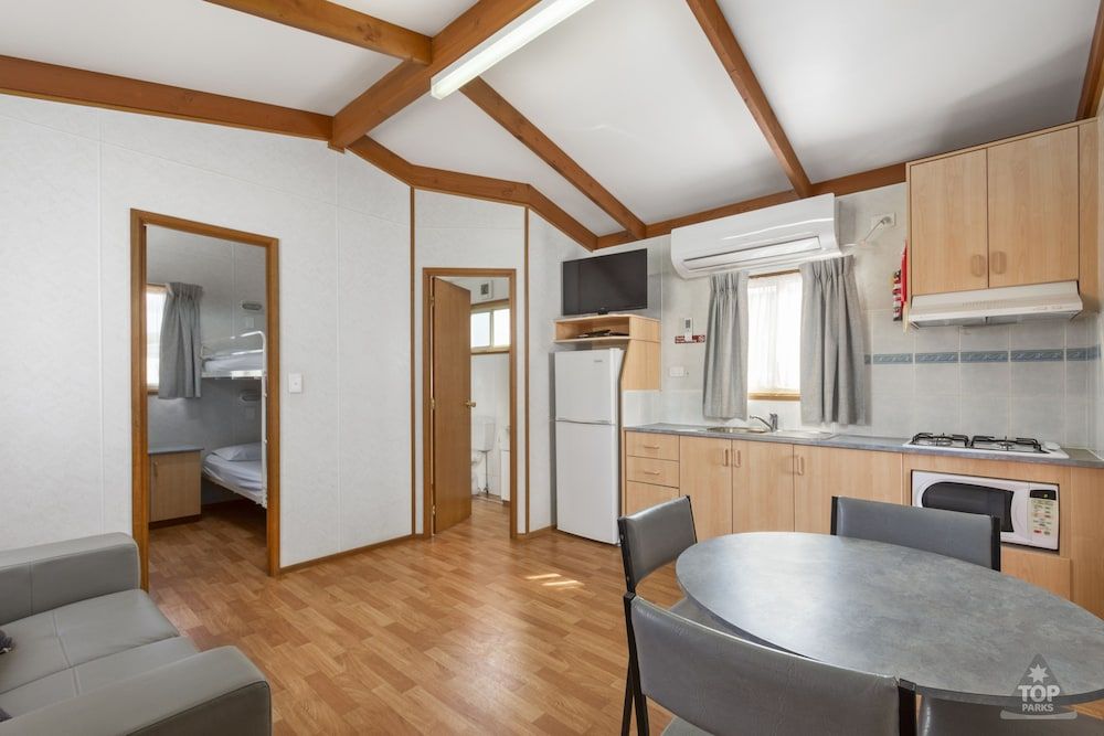 Broken Hill Tourist Park Superior Cabin, 2 Bedrooms 2