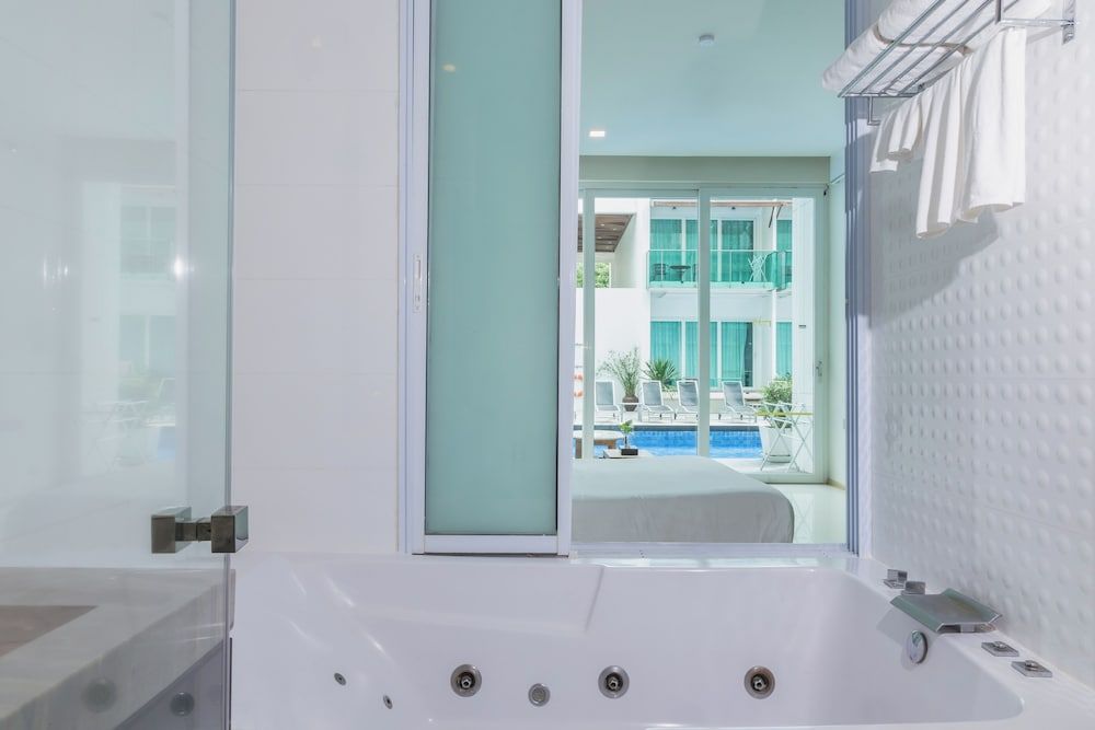 KC Beach Club & Pool Villas Deluxe Pool View 3