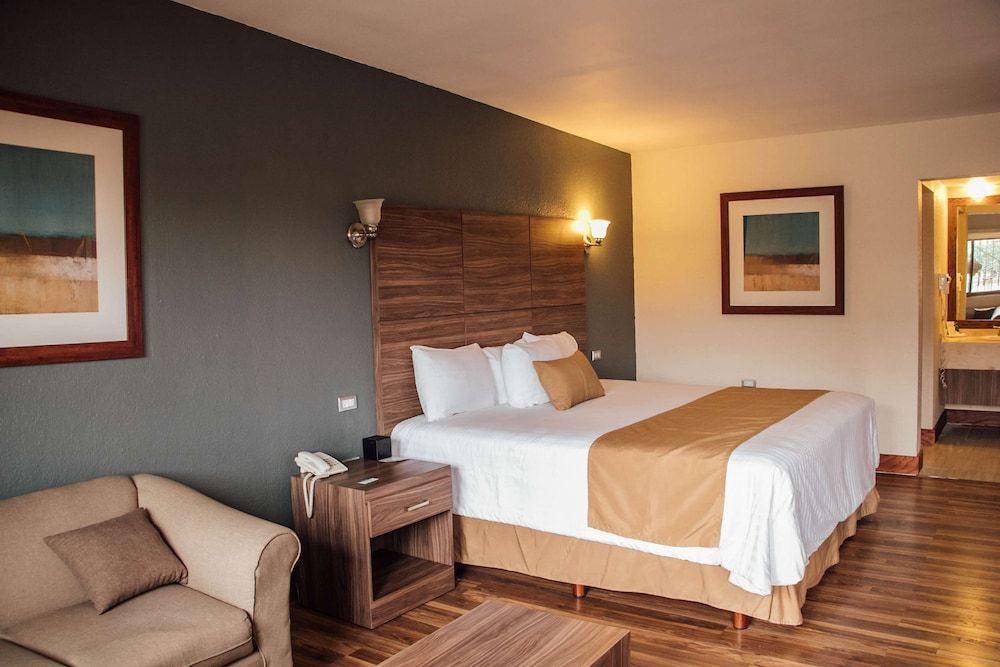 Best Western Cumbres Inn Cd. Cuauhtémoc Suite, 1 King Bed, Non Smoking, Refrigerator & Microwave 3