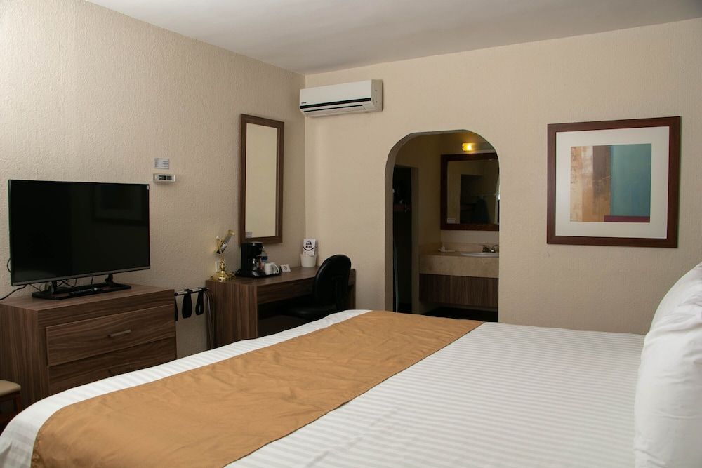 Best Western Cumbres Inn Cd. Cuauhtémoc Standard Room, 1 King Bed, Non Smoking 4