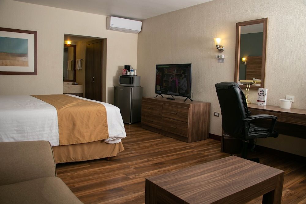 Best Western Cumbres Inn Cd. Cuauhtémoc Suite, 1 King Bed, Non Smoking, Refrigerator & Microwave 5
