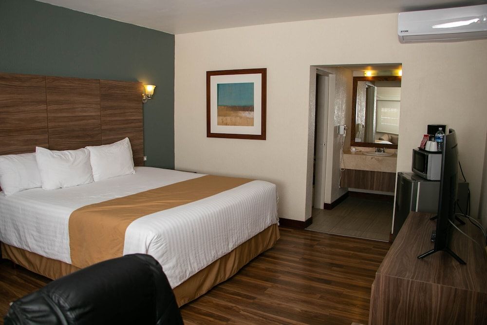 Best Western Cumbres Inn Cd. Cuauhtémoc Suite, 1 King Bed, Non Smoking, Refrigerator & Microwave 4