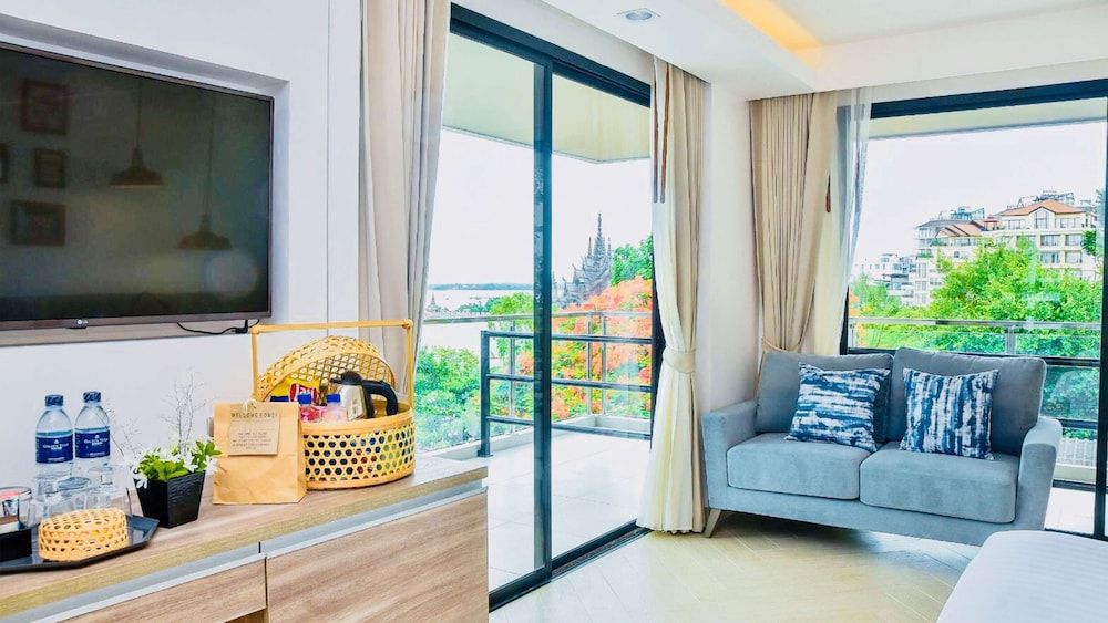 Junior Suite, 1 King Bed, Balcony, Sea View