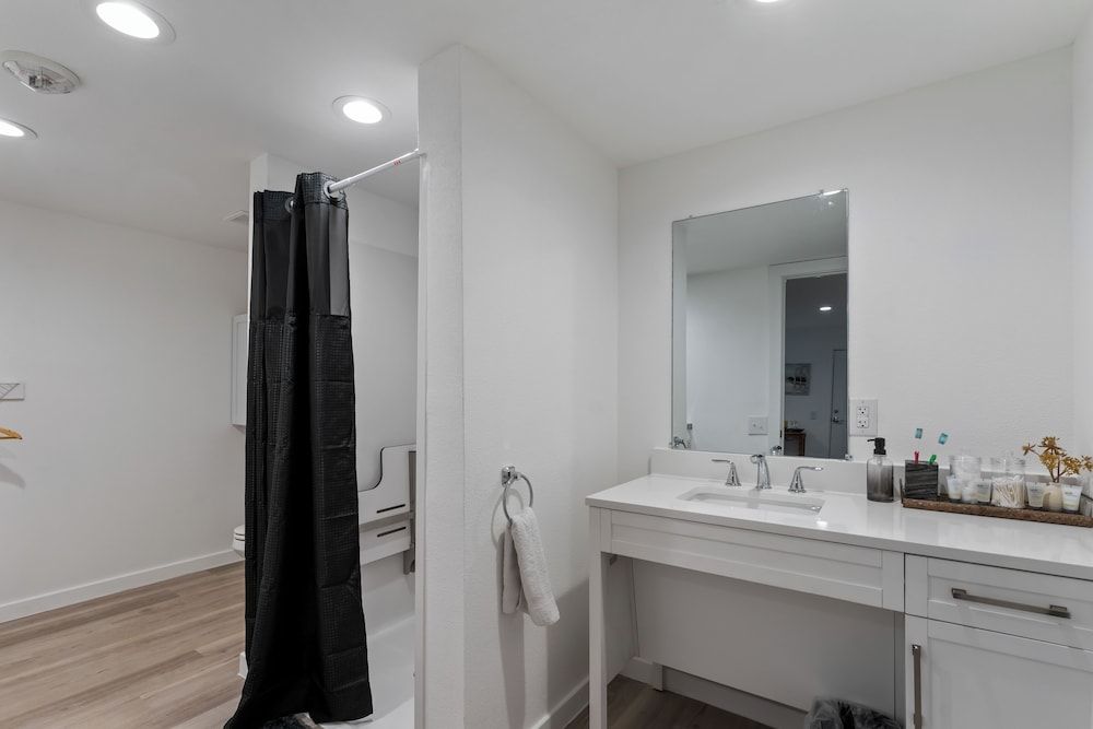 Extended Stay Gun Barrel City Deluxe Single Room, 1 King Bed, Kitchenette 2