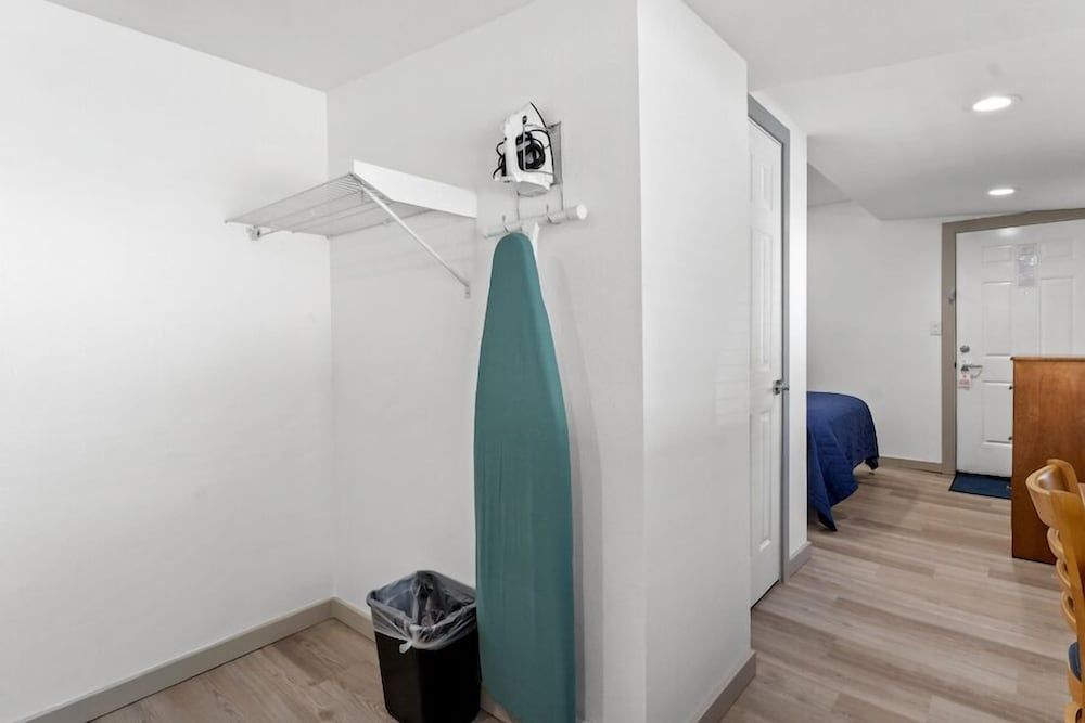 Extended Stay Gun Barrel City Junior Single Room, 1 Queen Bed, Kitchenette, Ground Floor 5