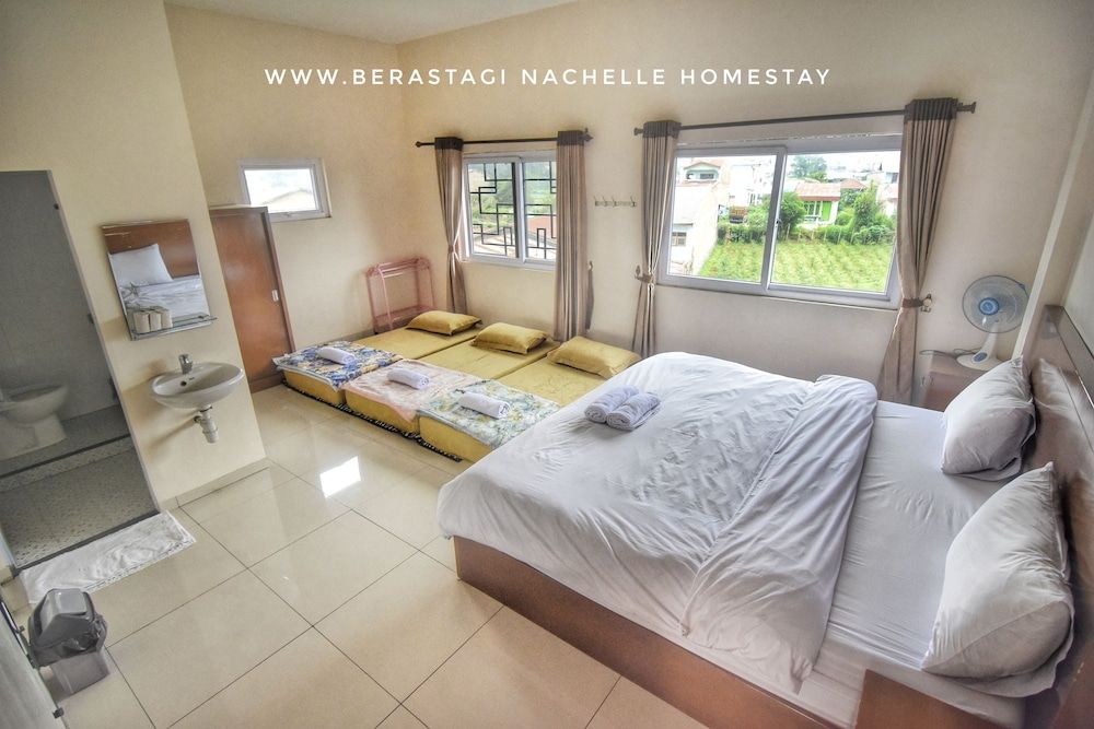 Superior Room, 1 King Bed, Private Bathroom, Mountain View