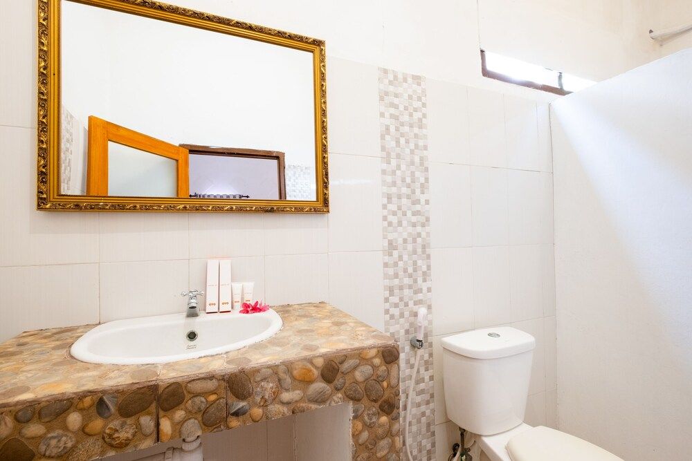 OYO 1661 Gili Hill Cottage Standard Double Room 10