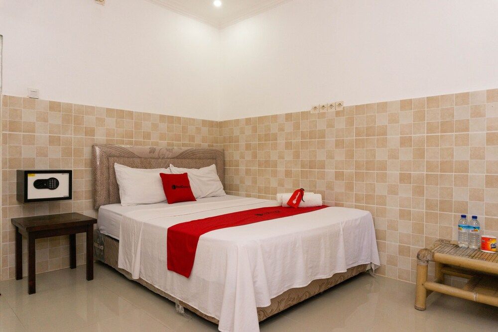 RedDoorz near Gili Trawangan Port Economy Double Room 4