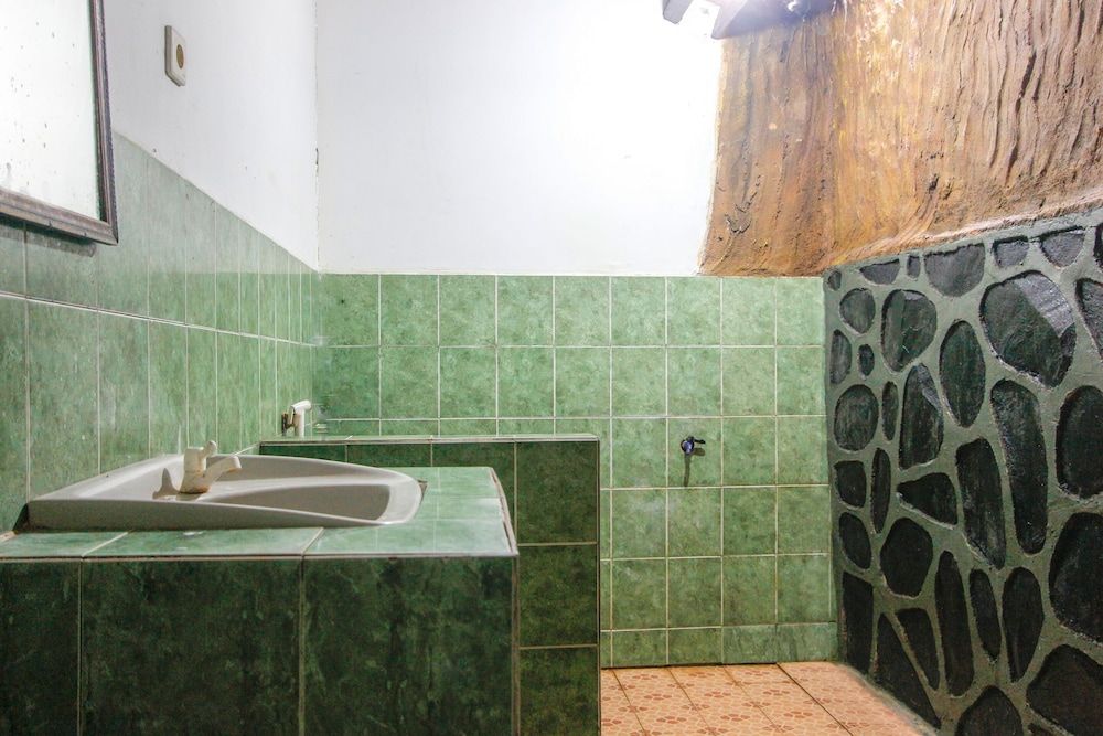 SPOT ON 2167 Creative Bungalow Standard Double Room 7