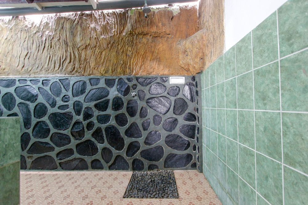 SPOT ON 2167 Creative Bungalow Family Room 8