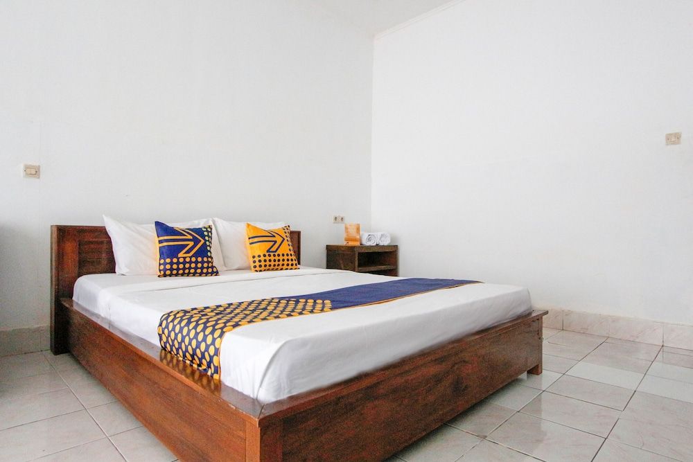 SPOT ON 2167 Creative Bungalow Standard Double Room 8