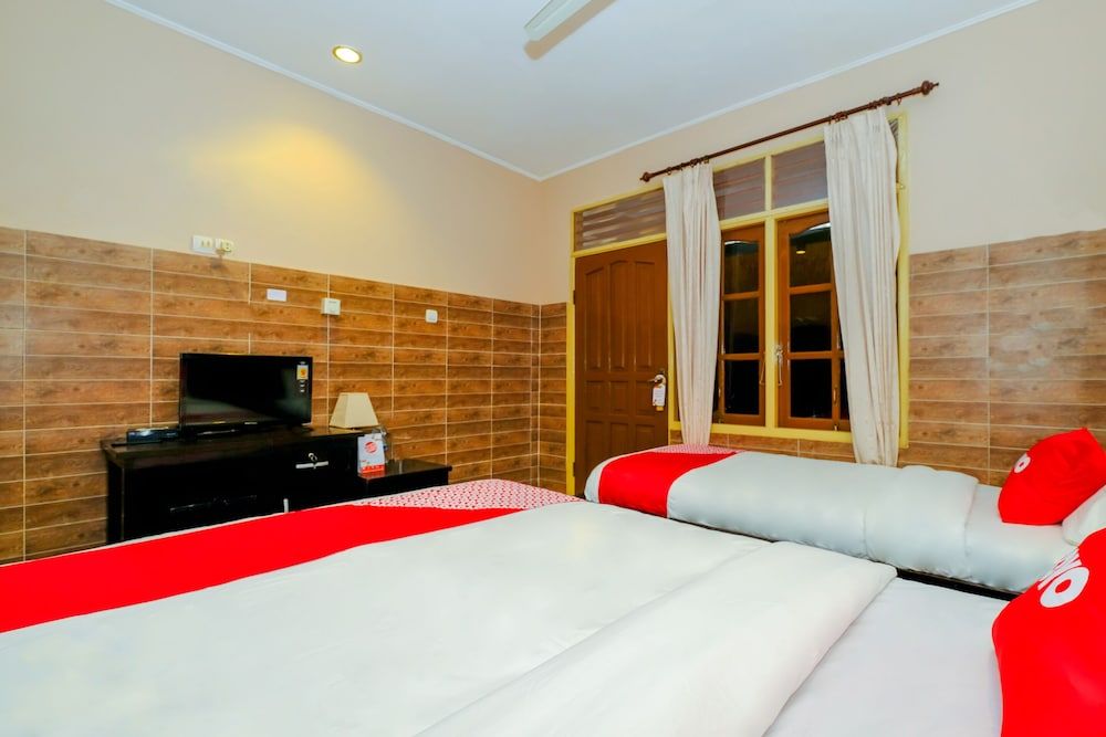 OYO 2292 Pondok Lita Family Double Room 4