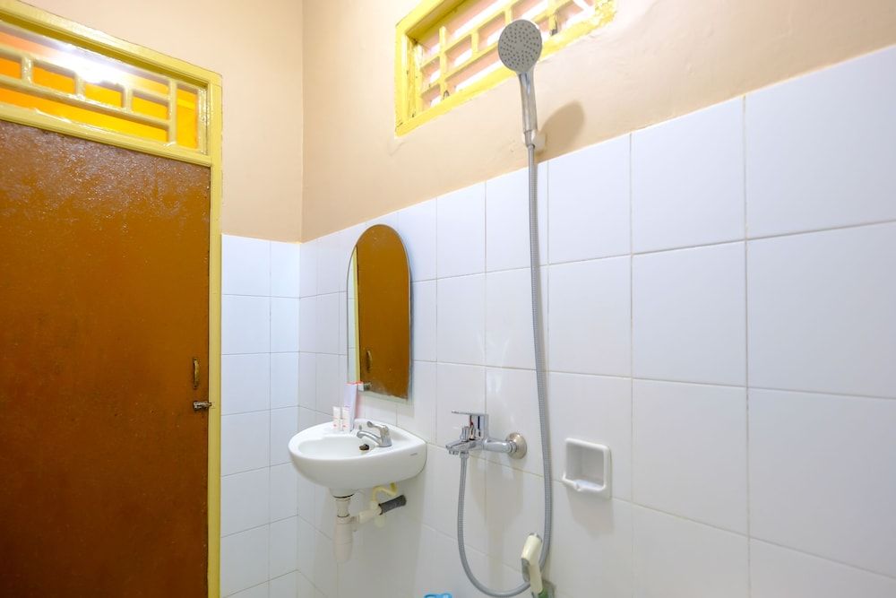 OYO 2292 Pondok Lita Standard Double Room 7