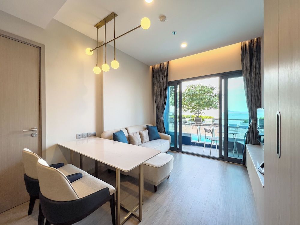 S. Sriracha Hotel and Residence One Bedroom Suite with Pool Access 5