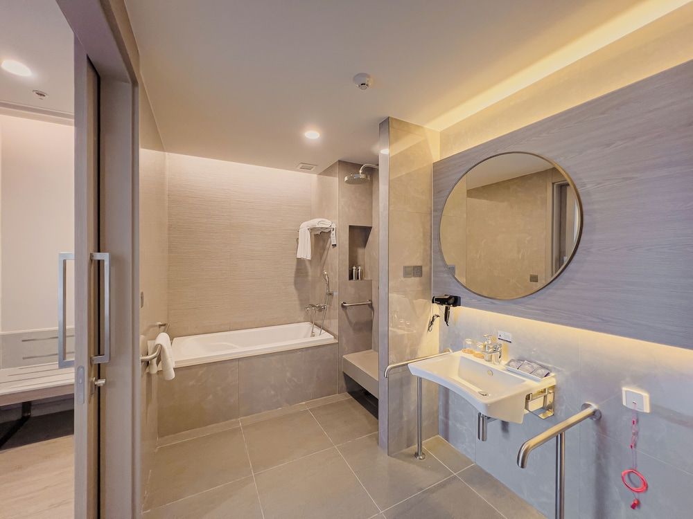 S. Sriracha Hotel and Residence One Bedroom Suite with Pool Access 2