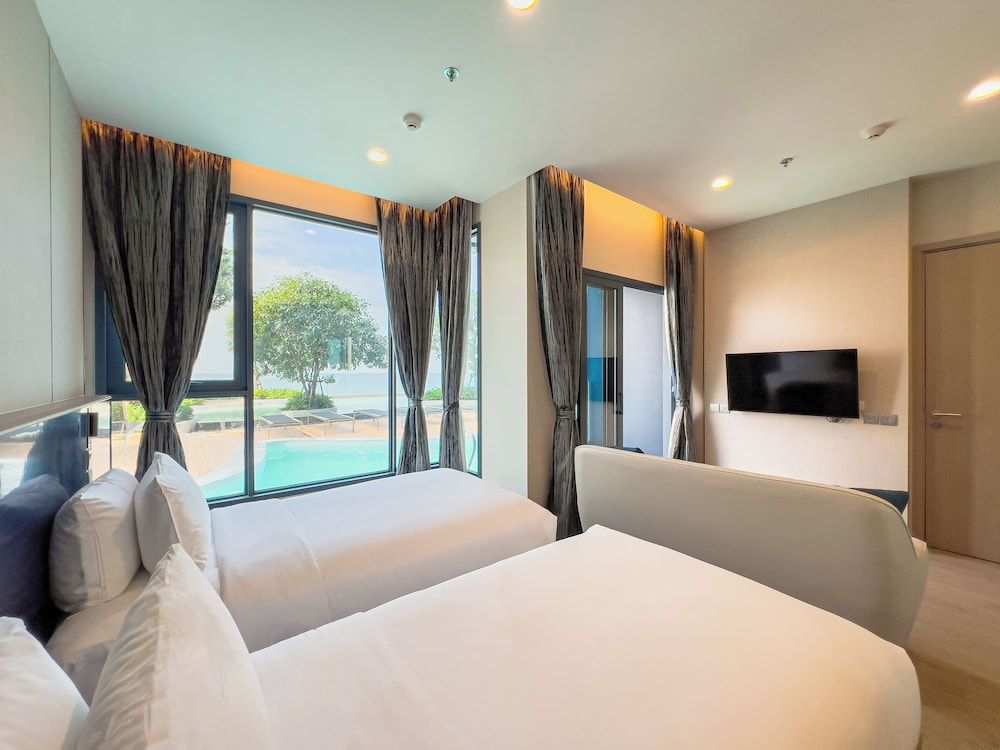 Deluxe Twin Room with Pool Access